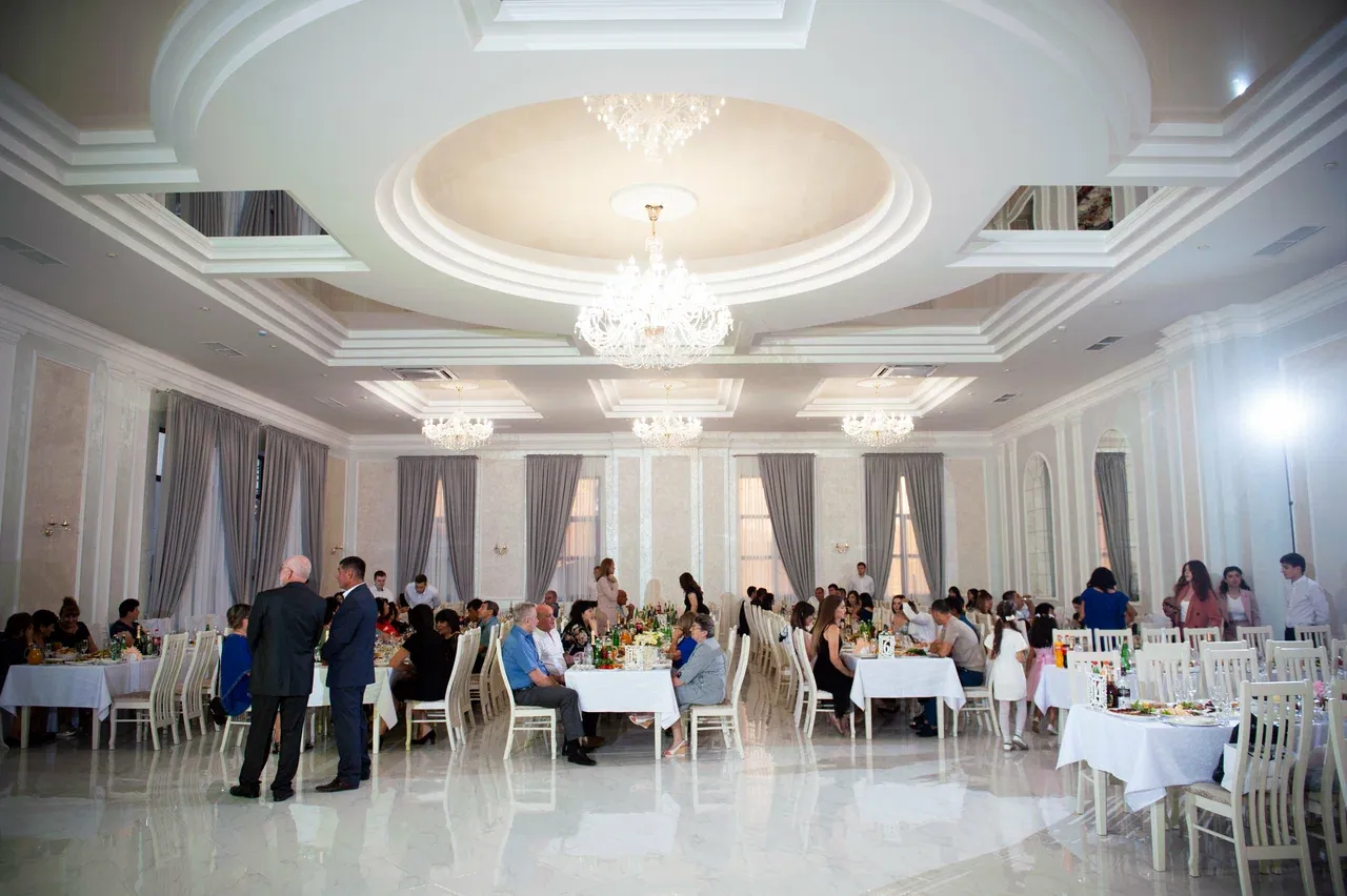 Праздничная сервировка и гости в зале Grand Hall